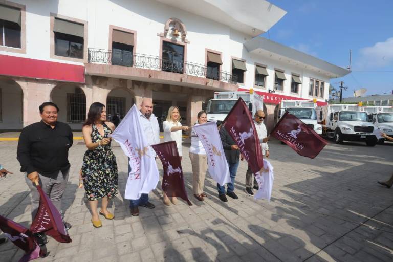 Entregan cinco camiones recolectores a Servicios Públicos Municipales de Mazatlán