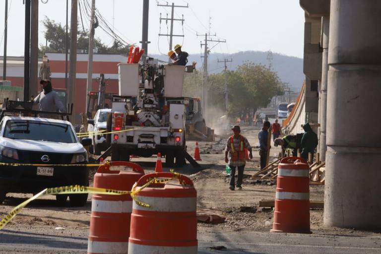 Obras inconclusas en nuevo puento agravan el tráfico en el Libramiento Colosio, en Mazatlán