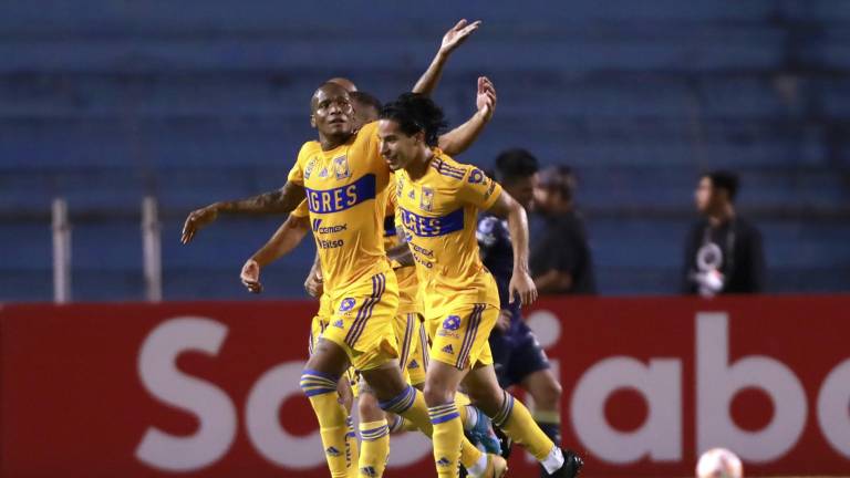 Luis Quiñones celebra con su compañero de Tigres UANL Diego Laínez después de anotar.