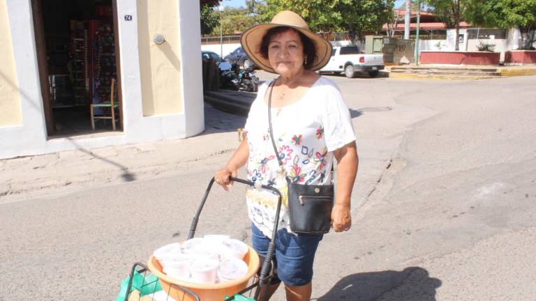 María del Carmen Lizárraga alterna sus ventas de acuerdo a la temporada.