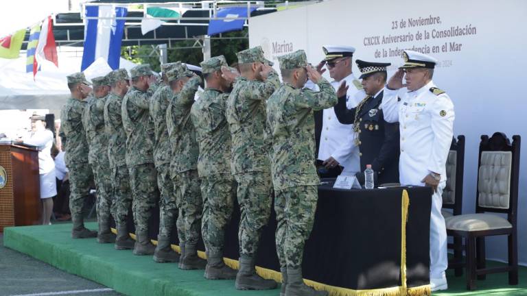 Personal de la Armada de México recibe reconocimientos.