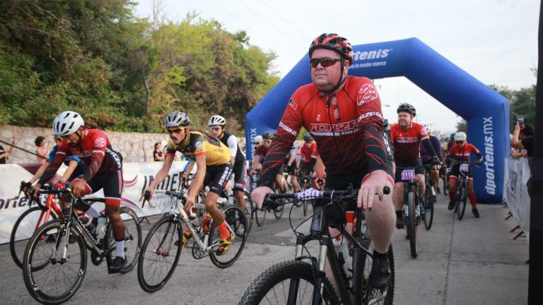 Los ciclistas parten al pie del Cerro del Crestón.
