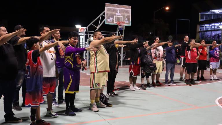 Los jugadores rinden la protesta deportiva.