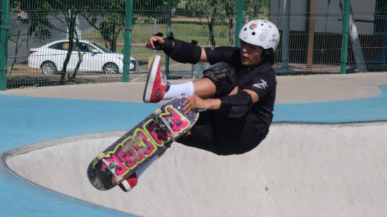Los participantes mostraron sus mejores trucos en la patineta.