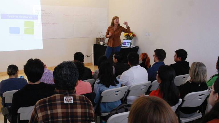 Tatiana Clouthier, ex Secretaria de Economía federal, expone en taller en La Casa del Maquío, junto al abogado Luis Pérez de Acha.