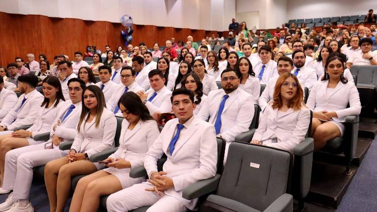 Los jóvenes médicos, felices de haber culminado sus estudios.