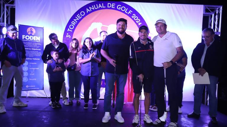 Los ganadores de las distintas categorías son premiados.