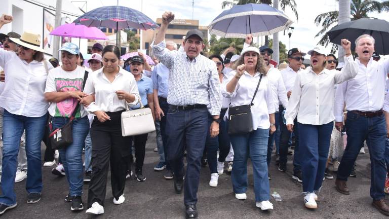 Héctor Melesio Cuén Ojeda, en la manifestación pacífica de este domingo en Culiacán.