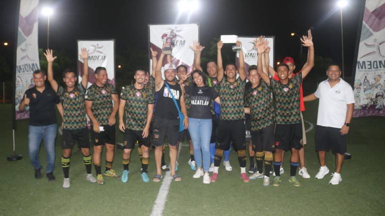 Los diferentes equipos reciben su premiación.