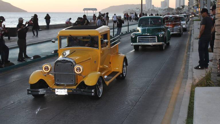 Semana de la Troca: Cientos de camionetas recorren el malecón de Mazatlán
