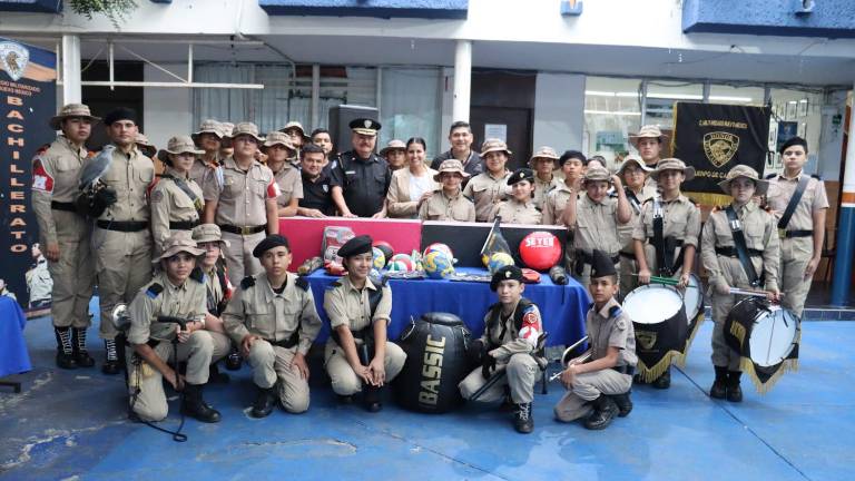El Colegio Militarizado Nuevo México recibe su dotación de artículos deportivos.