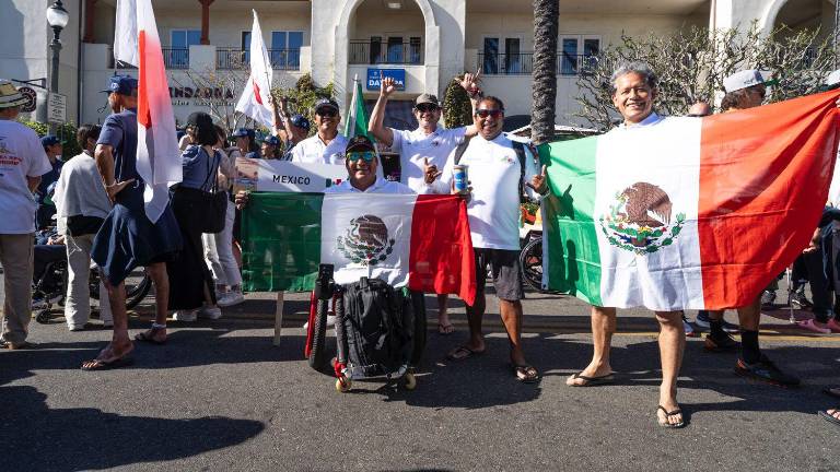 Martín “Shutama” Díaz Martínez compite en el Campeonato Mundial de Para Surfing.