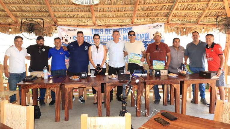 Los galardonados reciben su premiación.