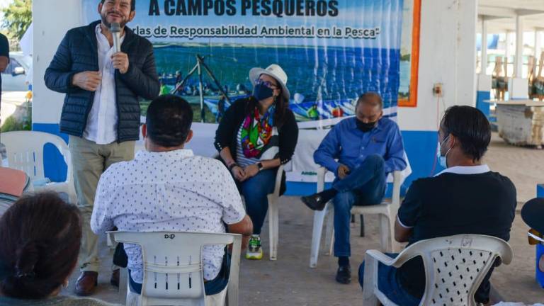 Trabajadores de campos pesqueros reciben capacitación en responsabilidad ambiental en la pesca.