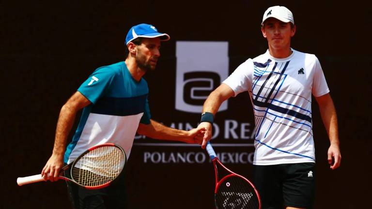 Adrián Menéndez y Luis Patiño se felicitan tras su victoria.