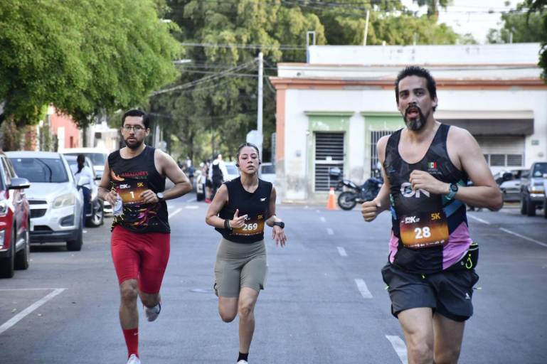 Juan Rivera es el campeón absoluto de la Carrera IPN Once K en Culiacán