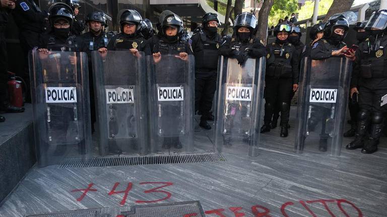 Policías resguardan las instalaciones de la FGR.