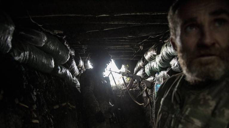 Soldados de la Brigada 62 del ejército ucraniano vigilan la posición del enemigo en las trincheras del frente de Kupyansk, en la región de Kharkiv, Ucrania, el 22 de septiembre de 2023.