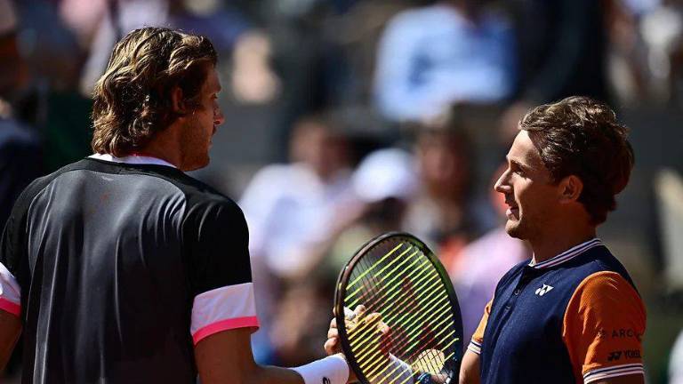 Casper Ruud superó al chileno Nicolás Jarry para seguir en la pelea en Roland Garros.