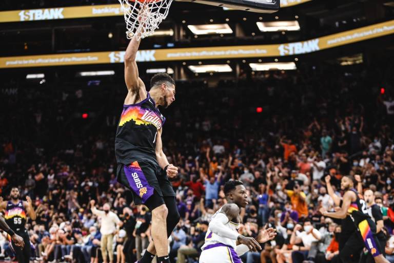 LeBron James y los Lakers, superados por los Suns de Devin Booker