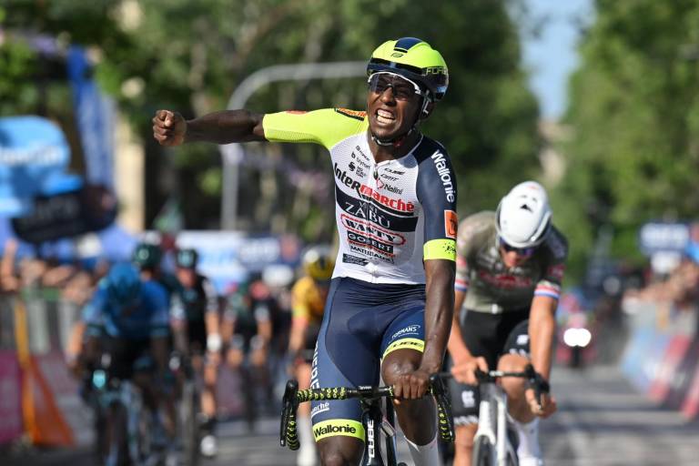 Biniam Girmay supera a Mathieu Van der Poel al sprint y Juanpe López sigue líder