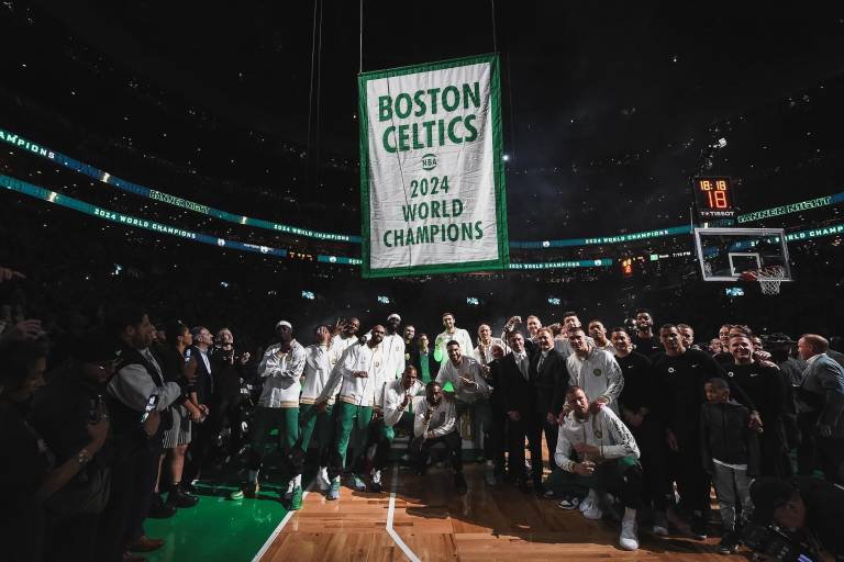 Los Celtics izan su banner 18 en presencia de leyendas