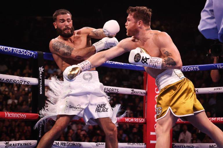 Canelo Álvarez noquea en 11 rounds a Caleb Plant y unifica los títulos supermedianos