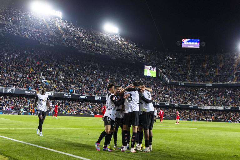 Valencia gana en Mestalla y se aleja más de la zona de descenso