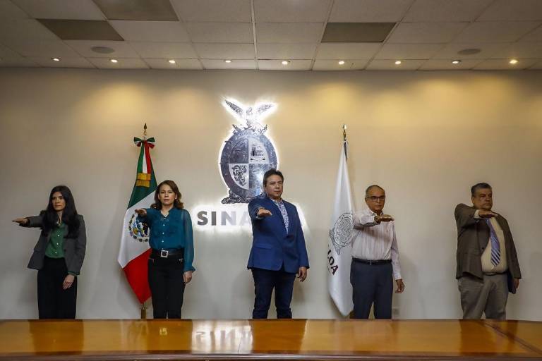 Rocha Moya toma protesta a cinco funcionarios más de su gabinete extendido