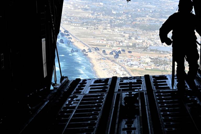 Estados Unidos realiza su primer lanzamiento aéreo de ayuda a Gaza con el apoyo de Jordania