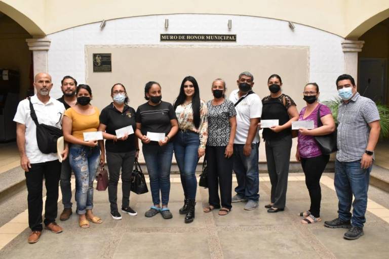 Gobierno de Elota entrega apoyos económicos a escuelas