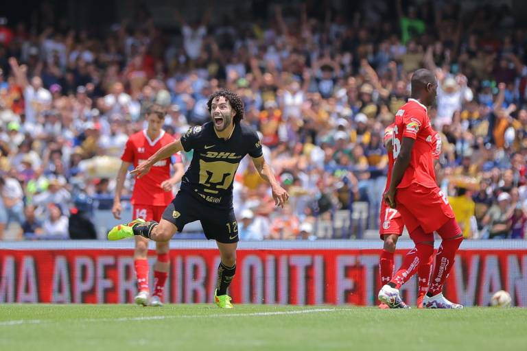 Pumas vence a Toluca y sigue en carrera