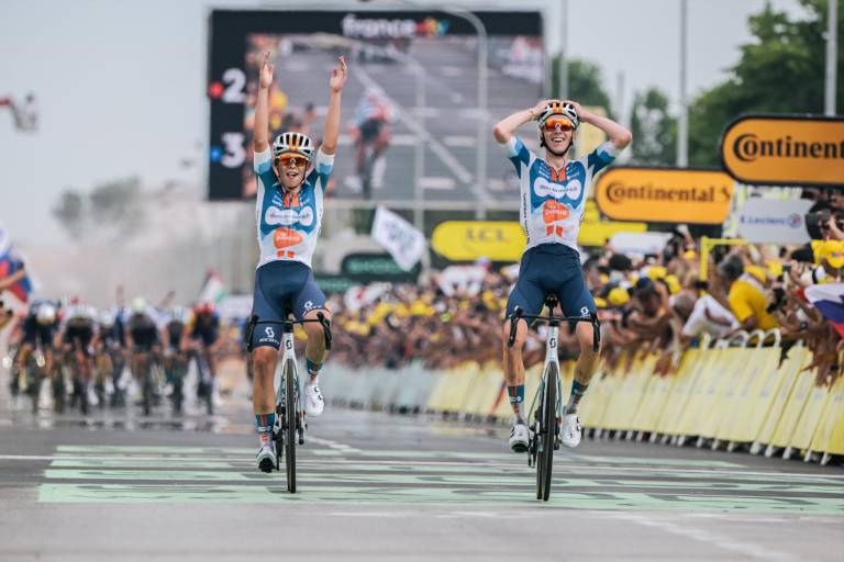 El francés Romain Bardet gana la primera etapa del Tour de Francia