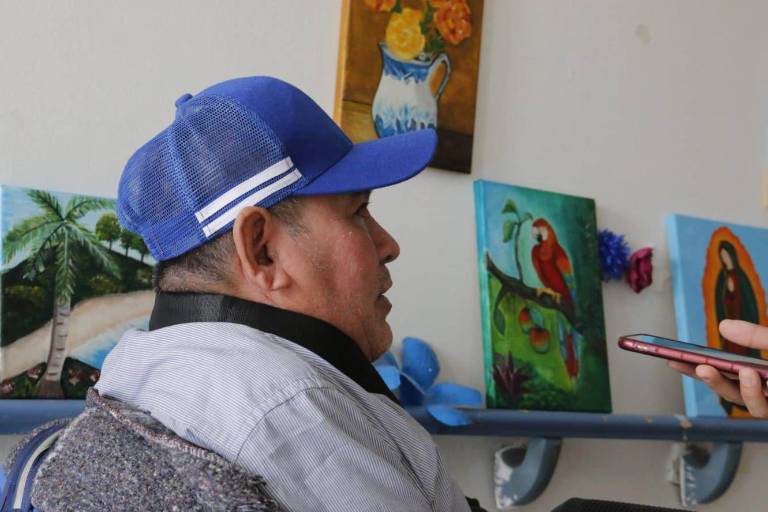 Pedro utiliza su boca para crear obras de arte que acompañan sus días