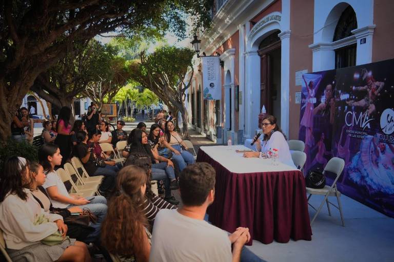 Disfrutan una Tarde Poética en Diálogos de nuestra Historia