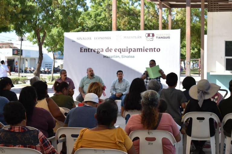 Entregan a tianguistas equipamiento en Mazatlán