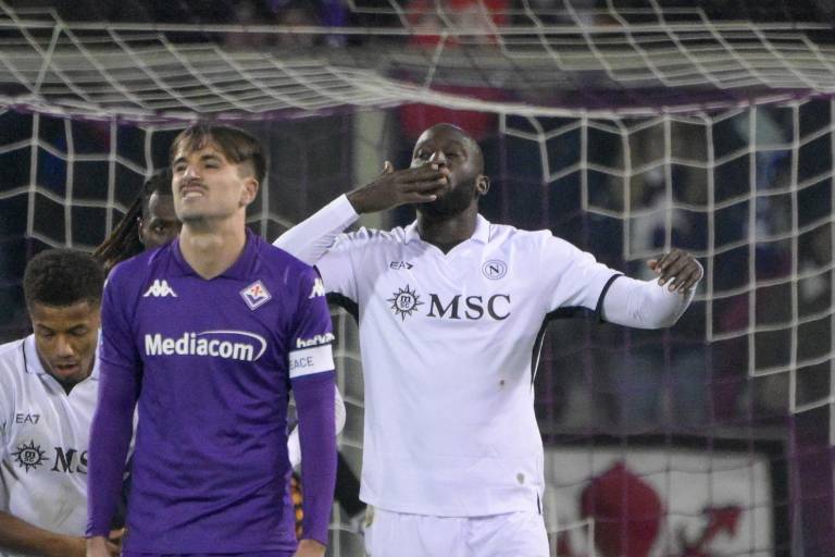 Napoli golea a Fiorentina y asalta el liderato de la Serie A