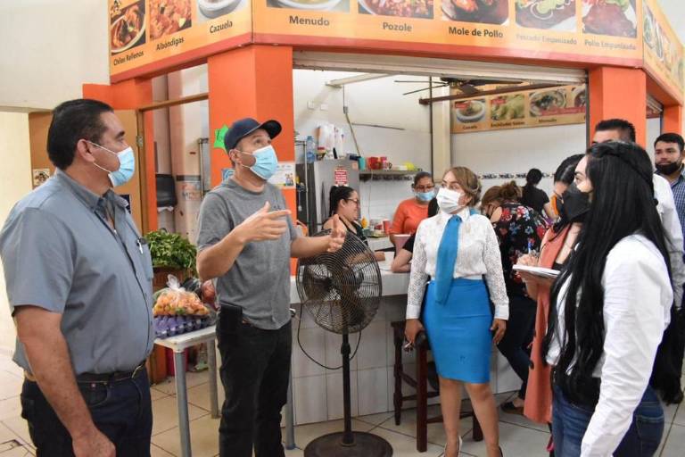 Reportan locatarios del mercado de Elota problemas de drenaje y techos, y malos servicios de luz y sanitarios