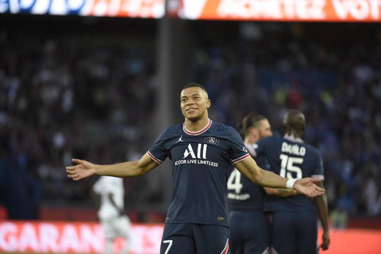 Mbappé celebra con hat-trick su renovación con el PSG