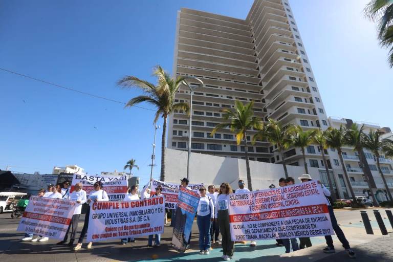 Bloquean paseo Claussen y exigen que torre entregue departamentos liquidados, en Mazatlán
