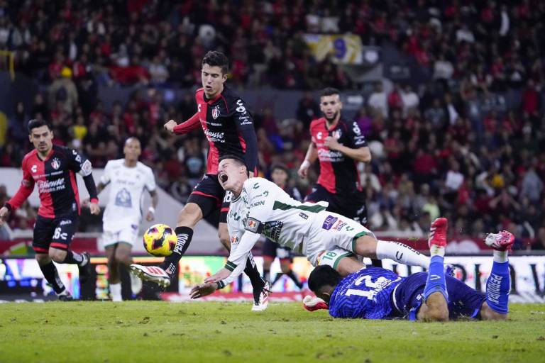 León remonta ante Atlas en debut de James Rodríguez