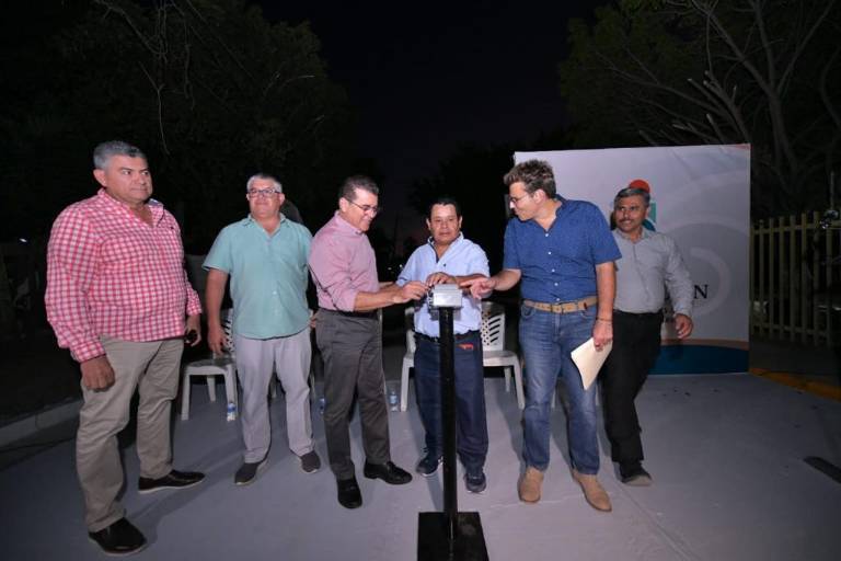 Pavimenta Ayuntamiento una calle en la Colonia Azteca de Mazatlán y un empresario dona la iluminación