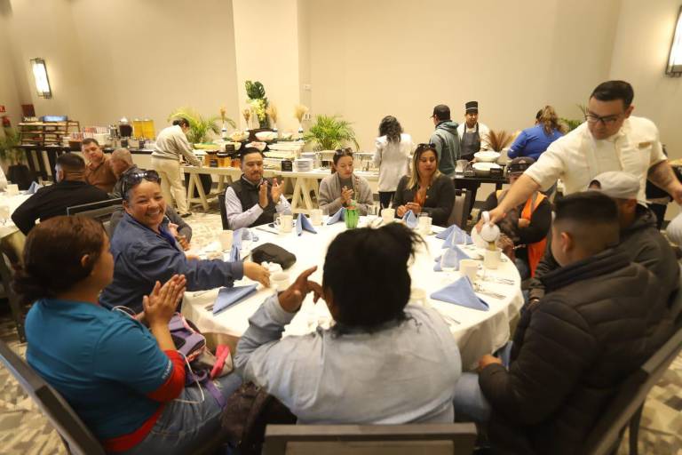 Premia Pueblo Bonito a los héroes de la limpieza en Mazatlán