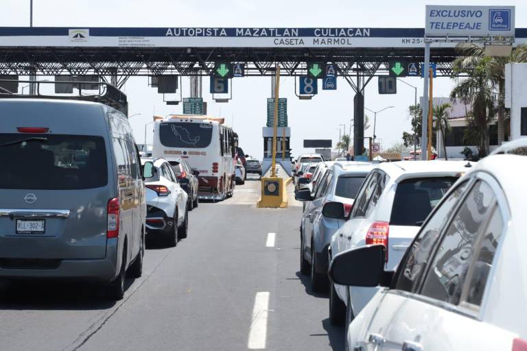 Autopista Mazatlán-Culiacán registra fuerte tráfico hacia el puerto