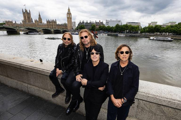 Maná baja de las plataformas tema con Nicky Jam