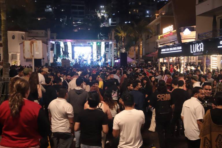 Baja afluencia de asistentes a Olas Altas y Plazuela Machado en cuarta noche del Carnaval