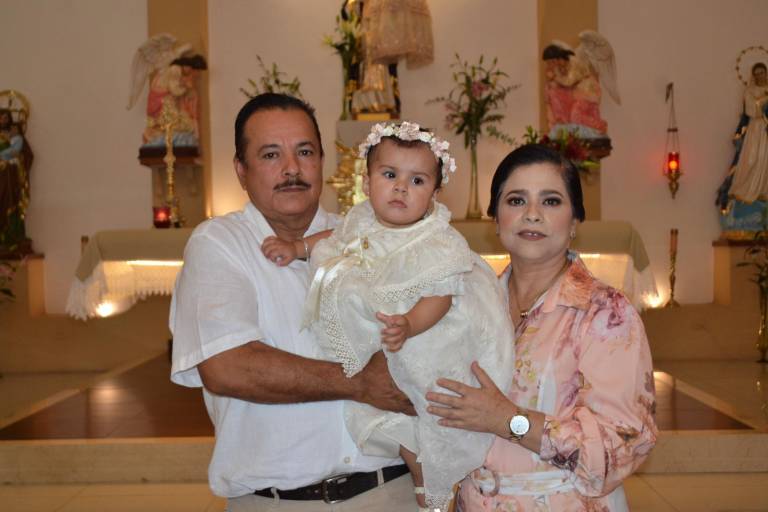 Recibe Neylan Carolina Amézquita Saldaña las aguas bautismales