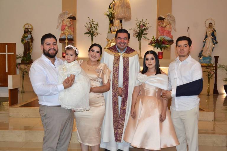 Recibe Neylan Carolina Amézquita Saldaña las aguas bautismales