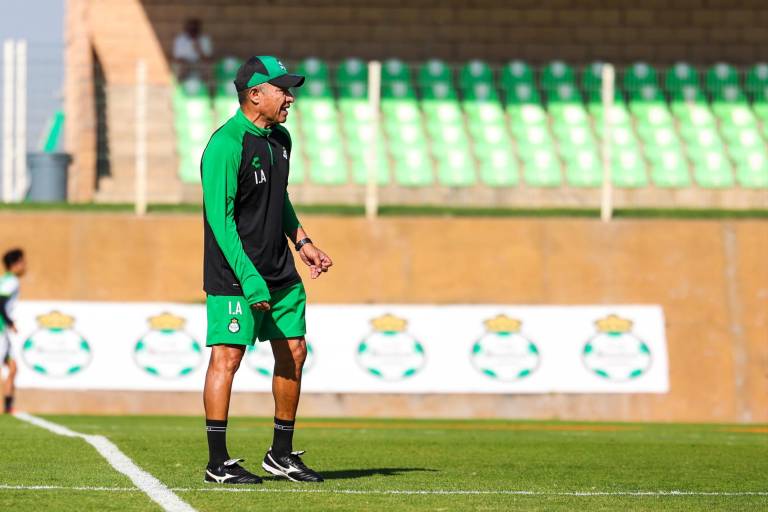 Ignacio Ambriz deja cargo de director técnico en Santos Laguna
