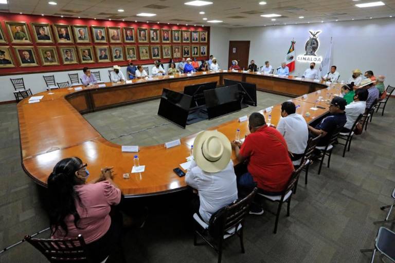 ‘No vamos a discriminar a nadie por su manera de pensar’, les dice Rocha a cobanaros tras consulta de planta de amoniaco